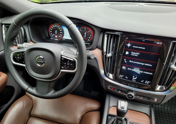 Volvo V60 cena 88800 przebieg: 198000, rok produkcji 2018 z Opoczno małe 742